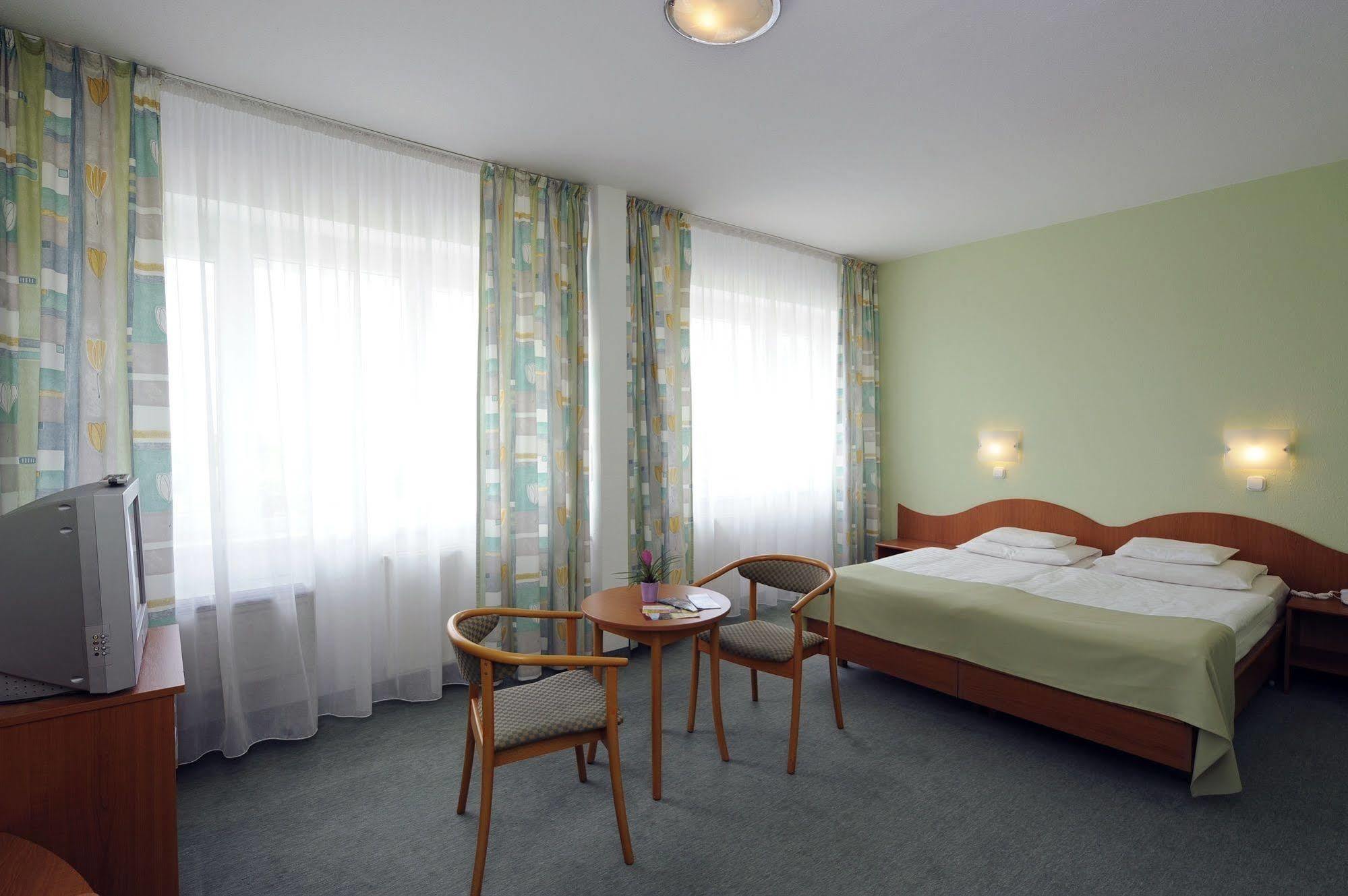 Hunguest Hotel Gyula Exteriör bild